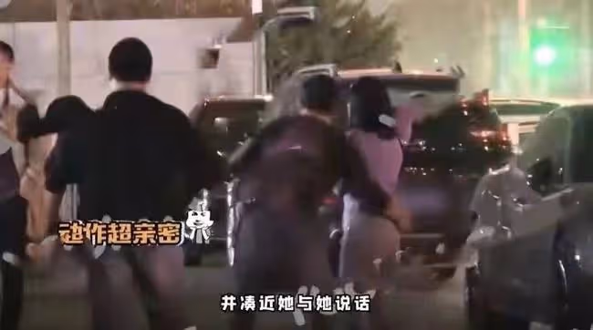 楊坤戀情疑曝光!深夜與一女子當眾摟抱,好友上前拉扯仍不願分開