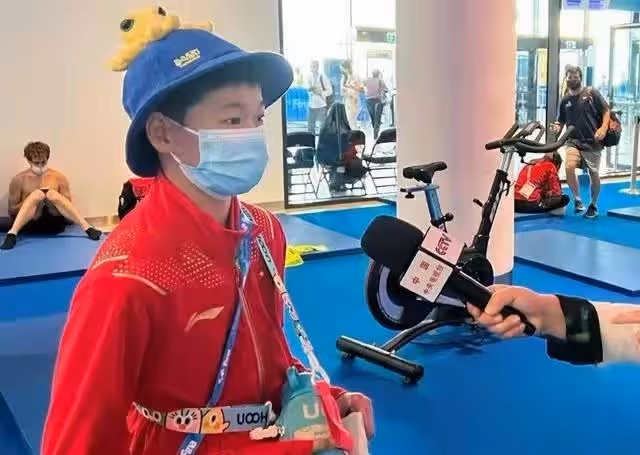 全紅嬋新動態!藍色羽絨服+紅色大褲子,街頭被拍咧嘴歡笑回應