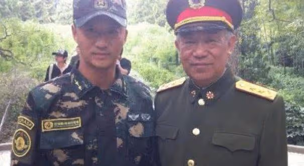 這倆明星竟是父子,難怪長得這麼像,真是虎父無犬子啊!
