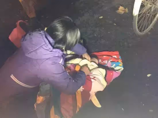 養恩大過天！夫妻撿到棄嬰「扛煤氣罐」供讀博士　  24年後親生父母「帶220萬」認親被拒：我有父母