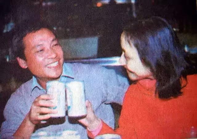 養恩大過天！夫妻撿到棄嬰「扛煤氣罐」供讀博士　  24年後親生父母「帶220萬」認親被拒：我有父母