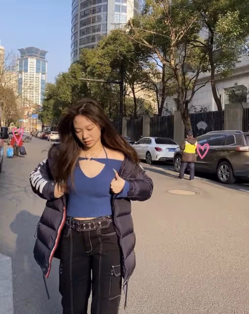 甄子丹18歲大女兒秀曼妙身材!凹造型被凍到縮脖,小露香肩似超模