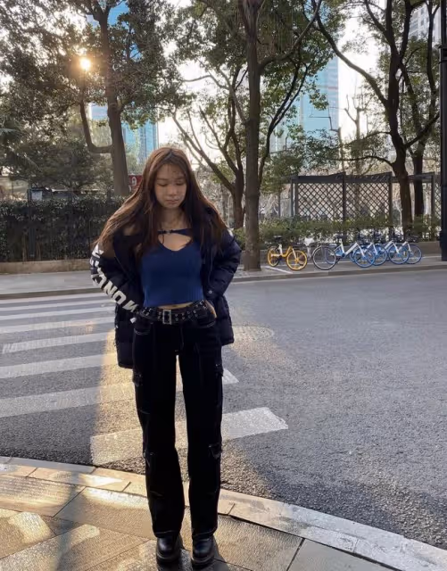 甄子丹18歲大女兒秀曼妙身材!凹造型被凍到縮脖,小露香肩似超模