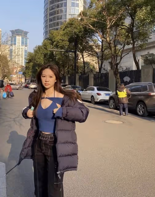 甄子丹18歲大女兒秀曼妙身材!凹造型被凍到縮脖,小露香肩似超模