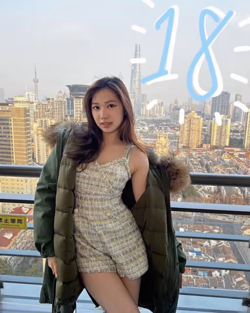 甄子丹18歲大女兒秀曼妙身材!凹造型被凍到縮脖,小露香肩似超模
