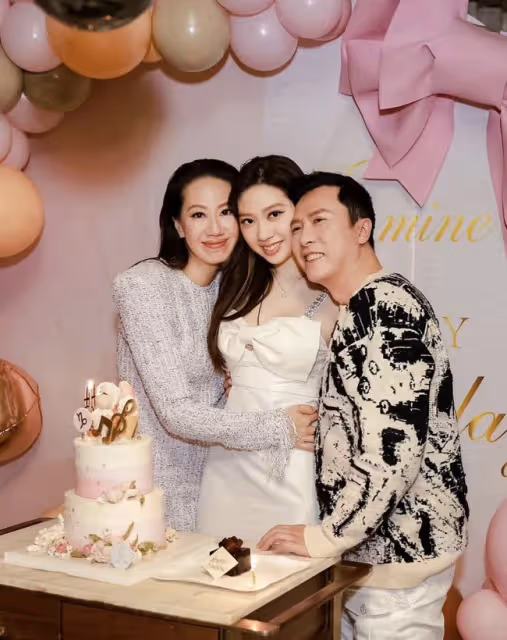 甄子丹18歲大女兒秀曼妙身材!凹造型被凍到縮脖,小露香肩似超模