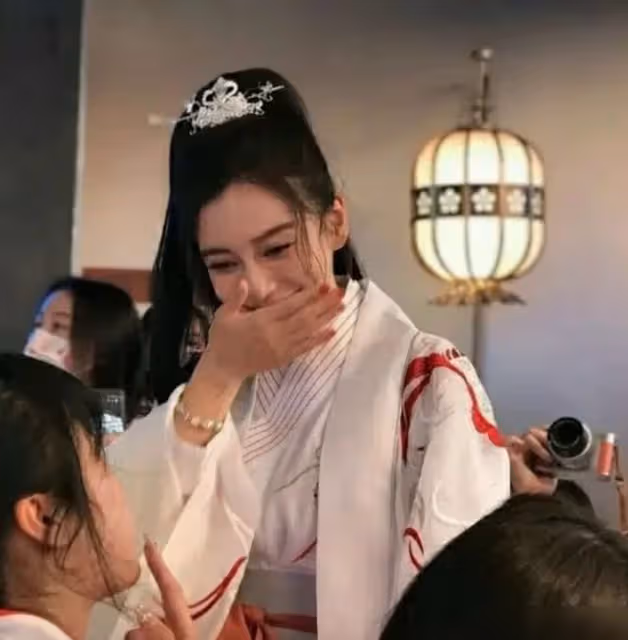 33歲Angelababy低調慶生,楊冪倪妮零點送祝福,跑男僅王祖藍出面