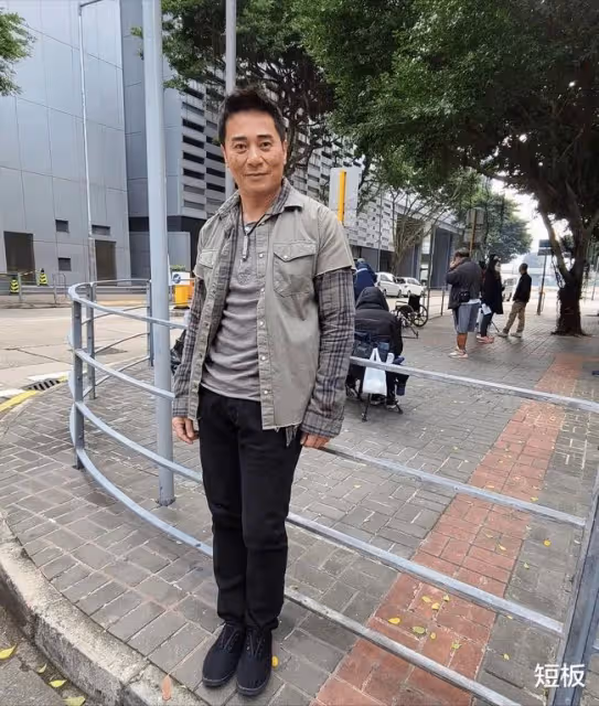 他因劉德華而出道,在TVB做了37年配角,娶個老婆身份不一般