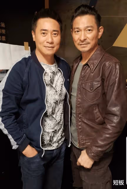 他因劉德華而出道,在TVB做了37年配角,娶個老婆身份不一般