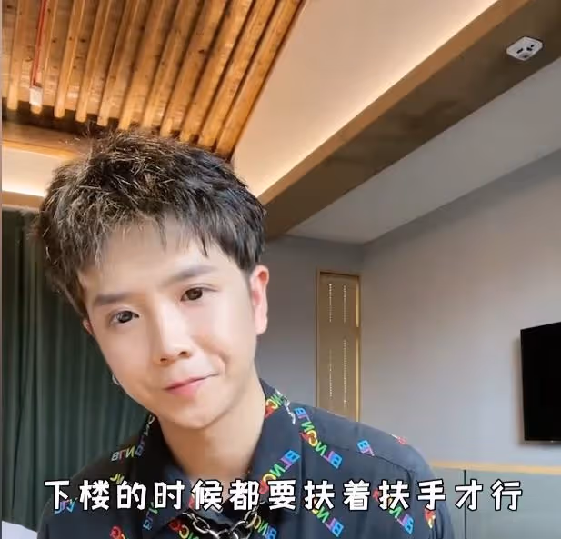 郭聰明:一首98K狂攬百萬粉絲,23歲因家族怪病封麥,他現狀如何