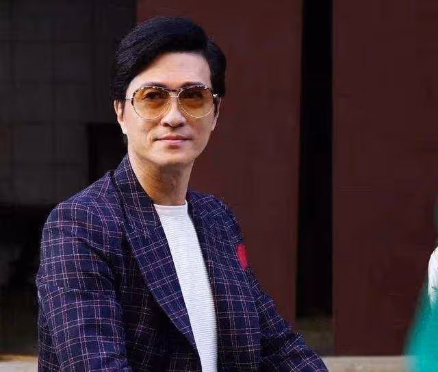 59歲前亞視一哥專注北上發展,去年低調離巢TVB,曾曝多段忘年戀