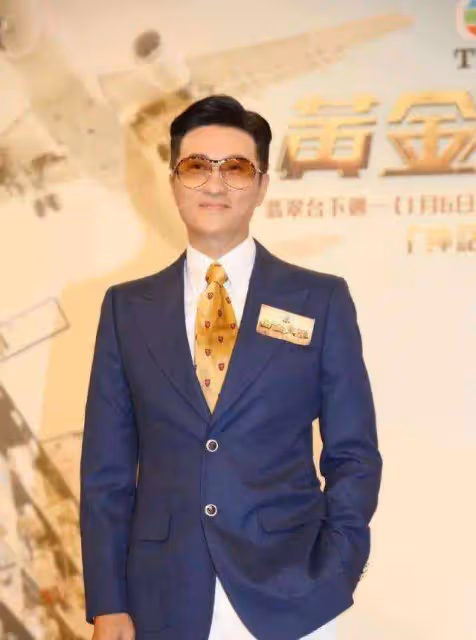 59歲前亞視一哥專注北上發展，去年低調離巢TVB，曾曝多段忘年戀