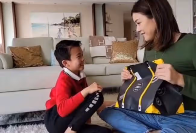 陳豪一家五口豪宅開派對,為7歲二兒子慶生,3個娃將提前放暑假