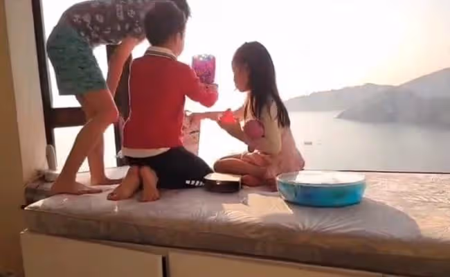 陳豪一家五口豪宅開派對,為7歲二兒子慶生,3個娃將提前放暑假