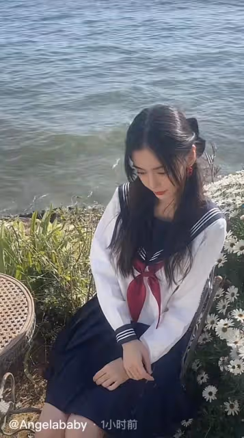 太唏噓!baby穿水手服海邊慶生,此前曾穿同款為黃曉明過生