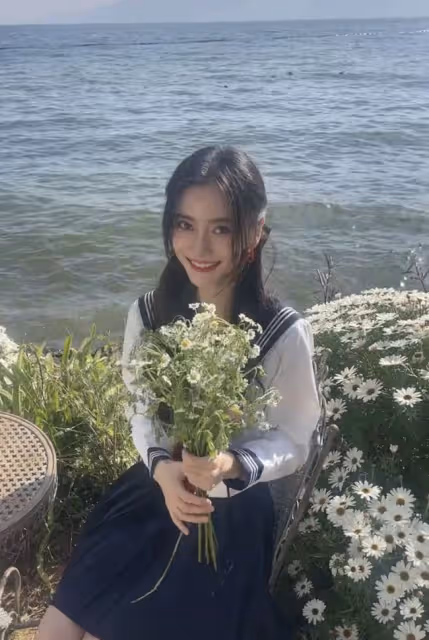 太唏噓!baby穿水手服海邊慶生,此前曾穿同款為黃曉明過生
