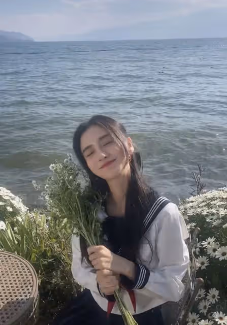 太唏噓!baby穿水手服海邊慶生,此前曾穿同款為黃曉明過生