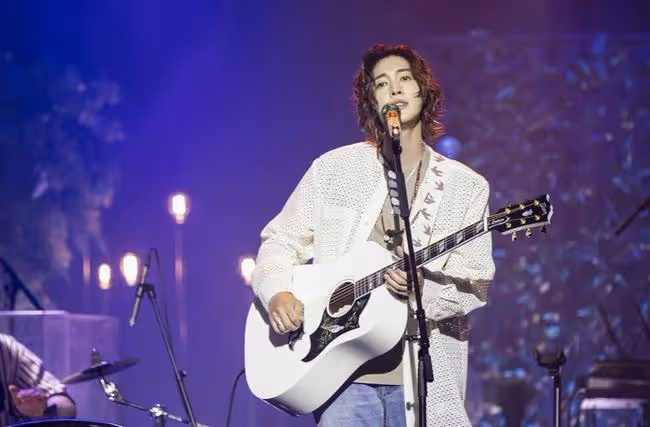 演唱會上宣布結婚!巔峰時期因家暴、酒駕爭議一落千丈,沉寂多年終獲幸福?