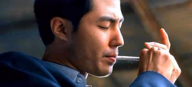 曾是全智賢的夢中情人,卻慘被金敏喜拋棄,如今仍是單身的趙寅成