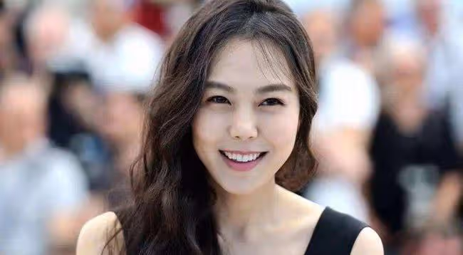 曾是全智賢的夢中情人，卻慘被金敏喜拋棄，如今仍是單身的趙寅成