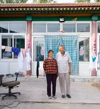 兒子失蹤後，夫妻倆領養了女孩，17年後看到女兒畢業合影，一眼認出女兒同學，不敢相信抱頭痛哭