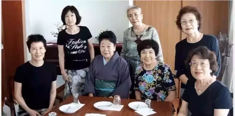 陪彼此到老，7位快80歲單身閨密買同棟房共住10年，揪團逛街做沙龍，彷彿回到年輕時光