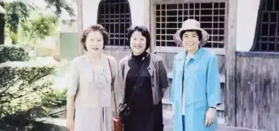 陪彼此到老，7位快80歲單身閨密買同棟房共住10年，揪團逛街做沙龍，彷彿回到年輕時光
