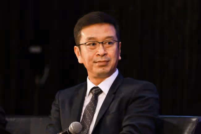 42歲殷桃夜會神秘男被疑新戀情，深情擁抱顯親密，網友曝男方身份