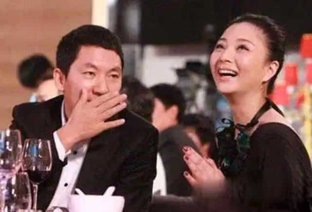42歲殷桃夜會神秘男被疑新戀情，深情擁抱顯親密，網友曝男方身份