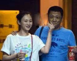 42歲殷桃夜會神秘男被疑新戀情，深情擁抱顯親密，網友曝男方身份