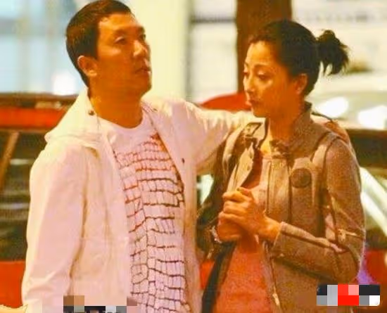 42歲殷桃夜會神秘男被疑新戀情，深情擁抱顯親密，網友曝男方身份