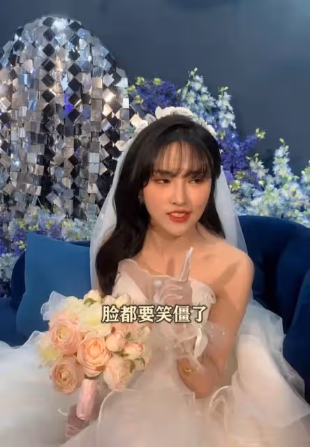 美女網紅官宣與男星結婚!戴52萬大鑽戒吸睛,換四套禮服婚禮奢華