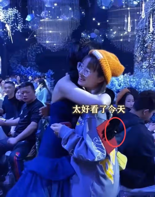 美女網紅官宣與男星結婚!戴52萬大鑽戒吸睛,換四套禮服婚禮奢華