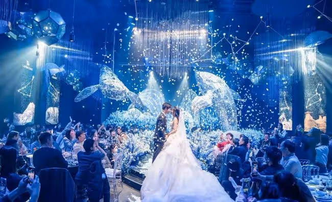 美女網紅官宣與男星結婚!戴52萬大鑽戒吸睛,換四套禮服婚禮奢華