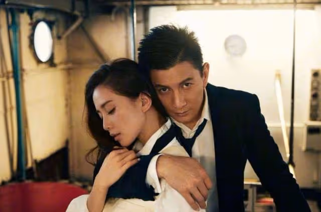 吳奇隆劉詩詩被偶遇!男方貼心為女方披外套,無名指婚戒太搶眼
