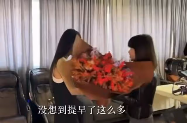 baby工作間隙辦生日會,桌子上擺滿6杯洋酒,身旁圍滿異性受追捧