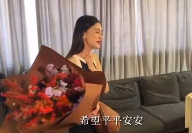 baby工作間隙辦生日會,桌子上擺滿6杯洋酒,身旁圍滿異性受追捧