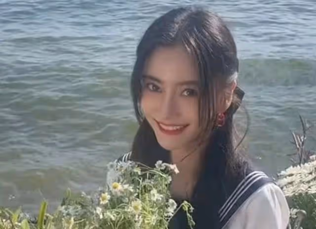 baby工作間隙辦生日會,桌子上擺滿6杯洋酒,身旁圍滿異性受追捧
