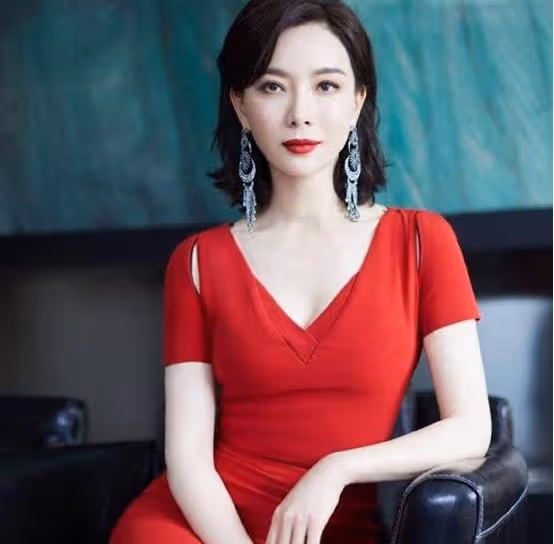 陳數早年與現在的臉變化實在是太大了,簡直就是整容最成功的女星,沒有之一!