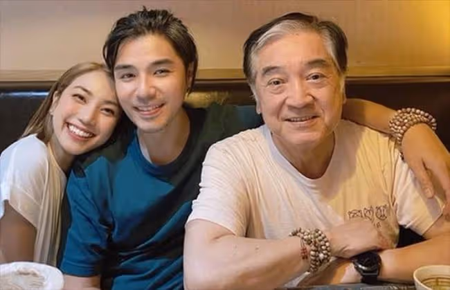 76歲老戲骨秦沛逛商場,沒人認出樂得自在,與日本妻子已分離2年