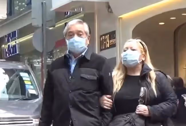 76歲老戲骨秦沛逛商場,沒人認出樂得自在,與日本妻子已分離2年