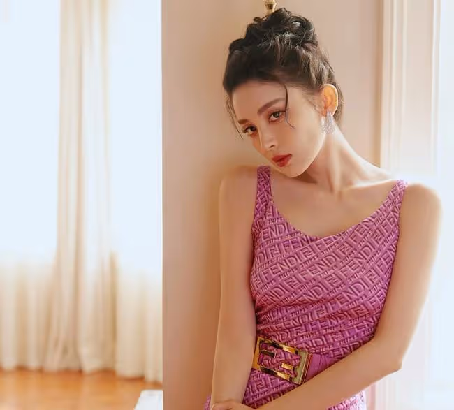 古力娜扎穿束腰裙秀曲線美，腰比大腿還細，被指「美得不真實」