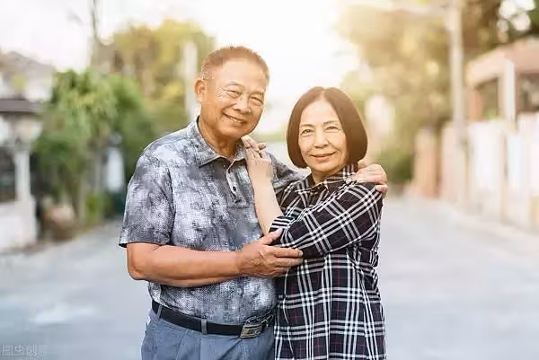 65歲老人拒絕女鄰居主動投懷送抱:我是老,但是沒有老糊塗