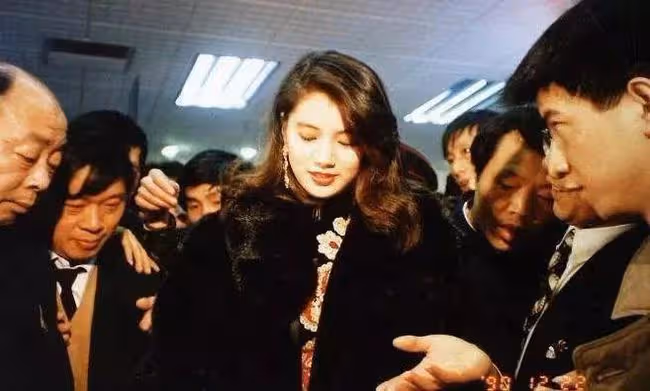 2001年，羅兆輝致電張智霖：我花100萬，包養你老婆袁詠儀2個月