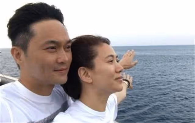 2001年，羅兆輝致電張智霖：我花100萬，包養你老婆袁詠儀2個月