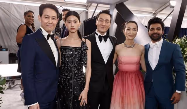 《魷魚遊戲》李政宰鄭好娟美國演員工會獎奪下視帝視後,哽咽落淚