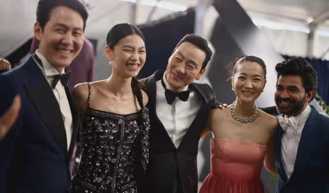 《魷魚遊戲》李政宰鄭好娟美國演員工會獎奪下視帝視後,哽咽落淚