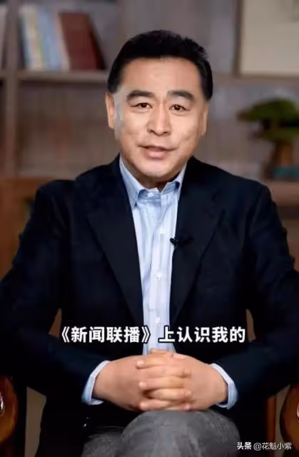 新聞聯播主持人張宏民罕見露面,和女性朋友甜蜜合照,難道脫單了