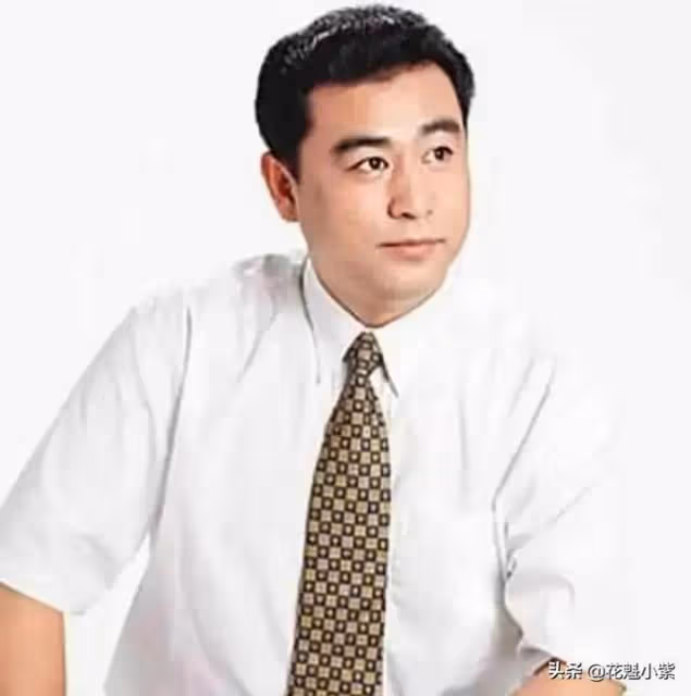 新聞聯播主持人張宏民罕見露面,和女性朋友甜蜜合照,難道脫單了