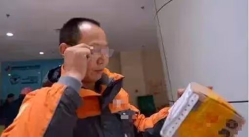 快遞小哥撞壞豪車,被索賠30萬,小哥摘下口罩,車主連忙向他賠罪